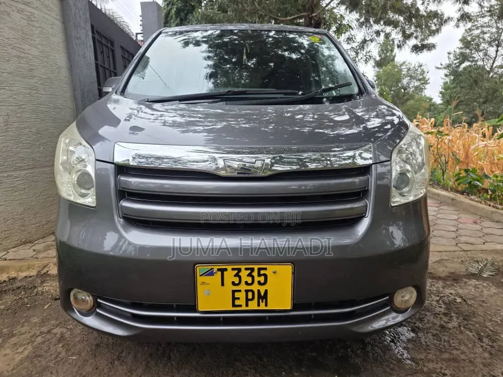 Toyota Noah 2009 Gray