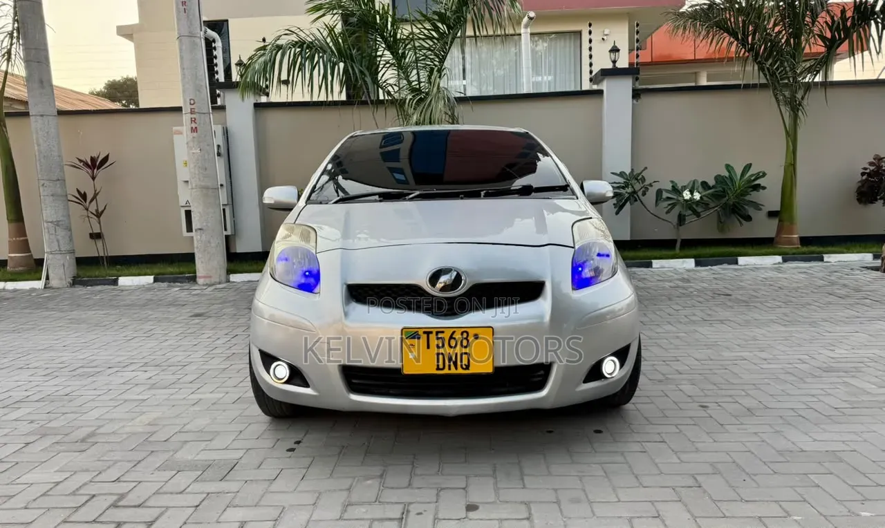 Toyota Vitz 2010 Silver