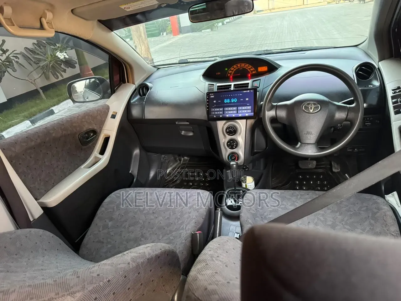 Toyota Vitz 2010 Silver