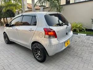 Toyota Vitz 2010 Silver