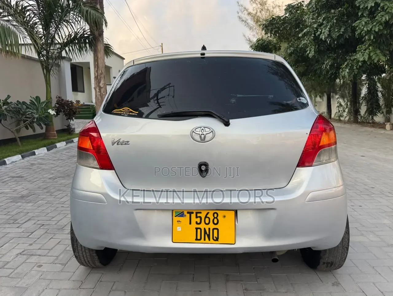 Toyota Vitz 2010 Silver