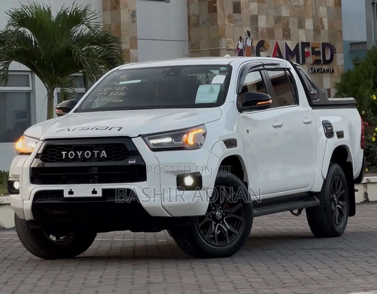 Toyota Hilux 2023 Off white