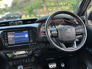 Toyota Hilux 2023 Off white