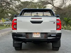 Toyota Hilux 2023 Off white