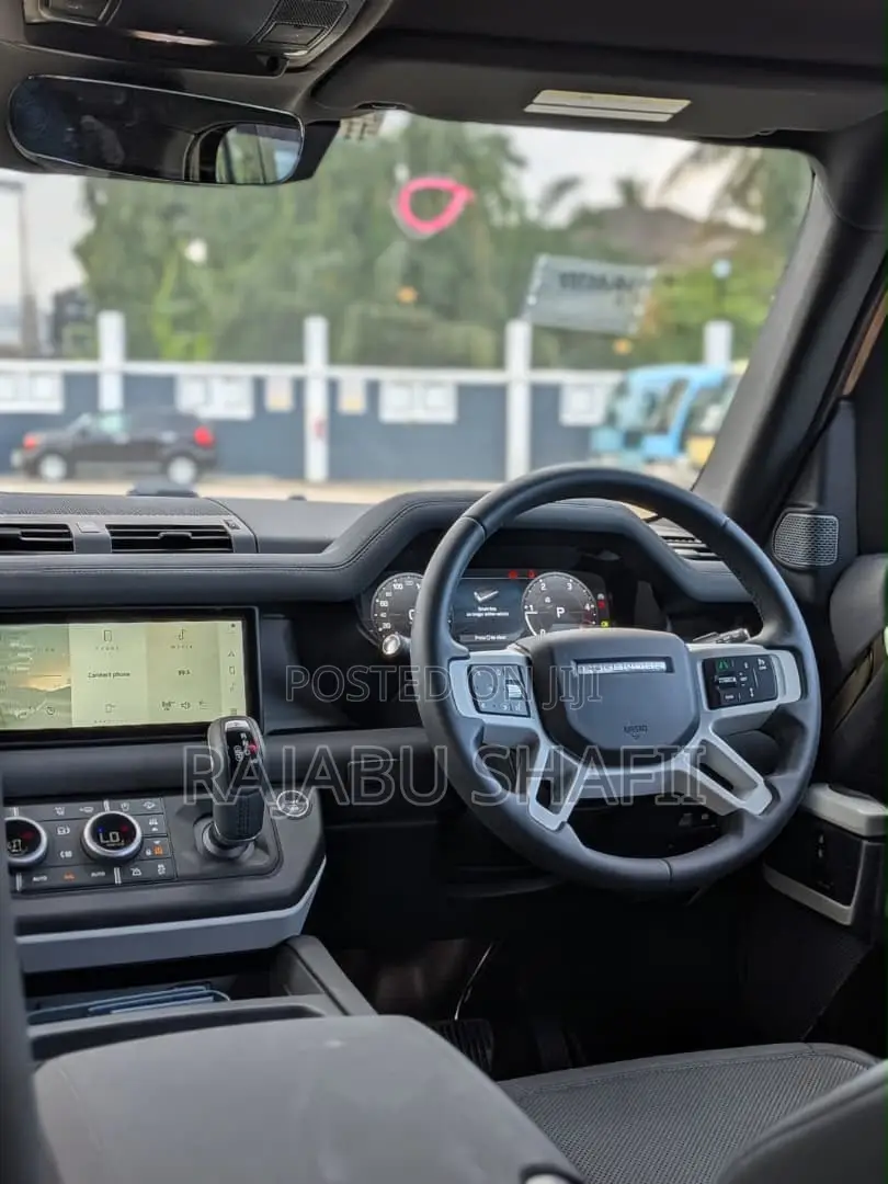 Land Rover Defender 2024