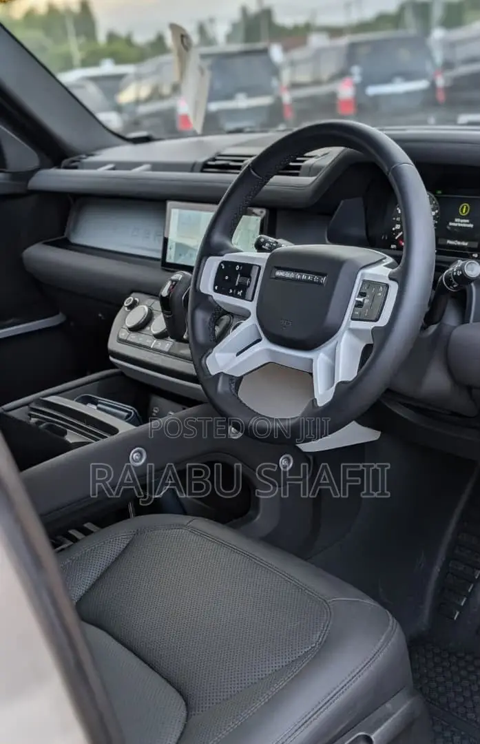 Land Rover Defender 2024
