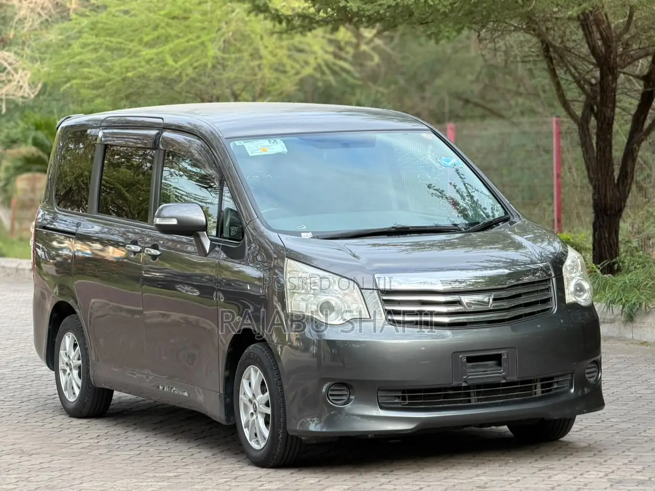 Toyota Noah 2.0 143hp AWD (7 Seater) 2010 Gray