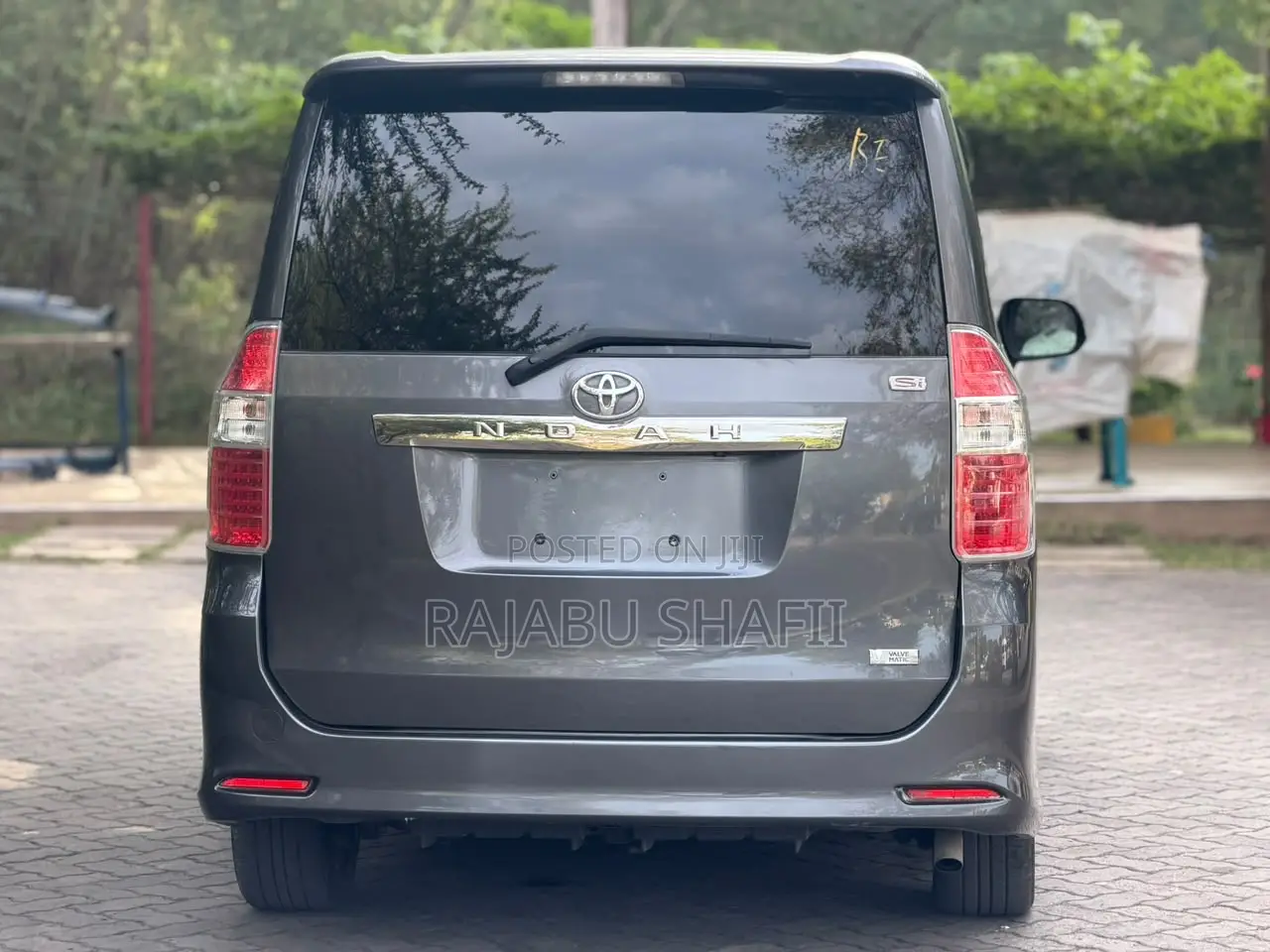 Toyota Noah 2.0 143hp AWD (7 Seater) 2010 Gray