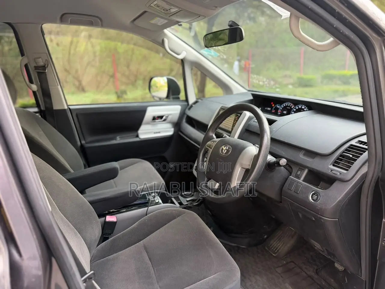 Toyota Noah 2.0 143hp AWD (7 Seater) 2010 Gray