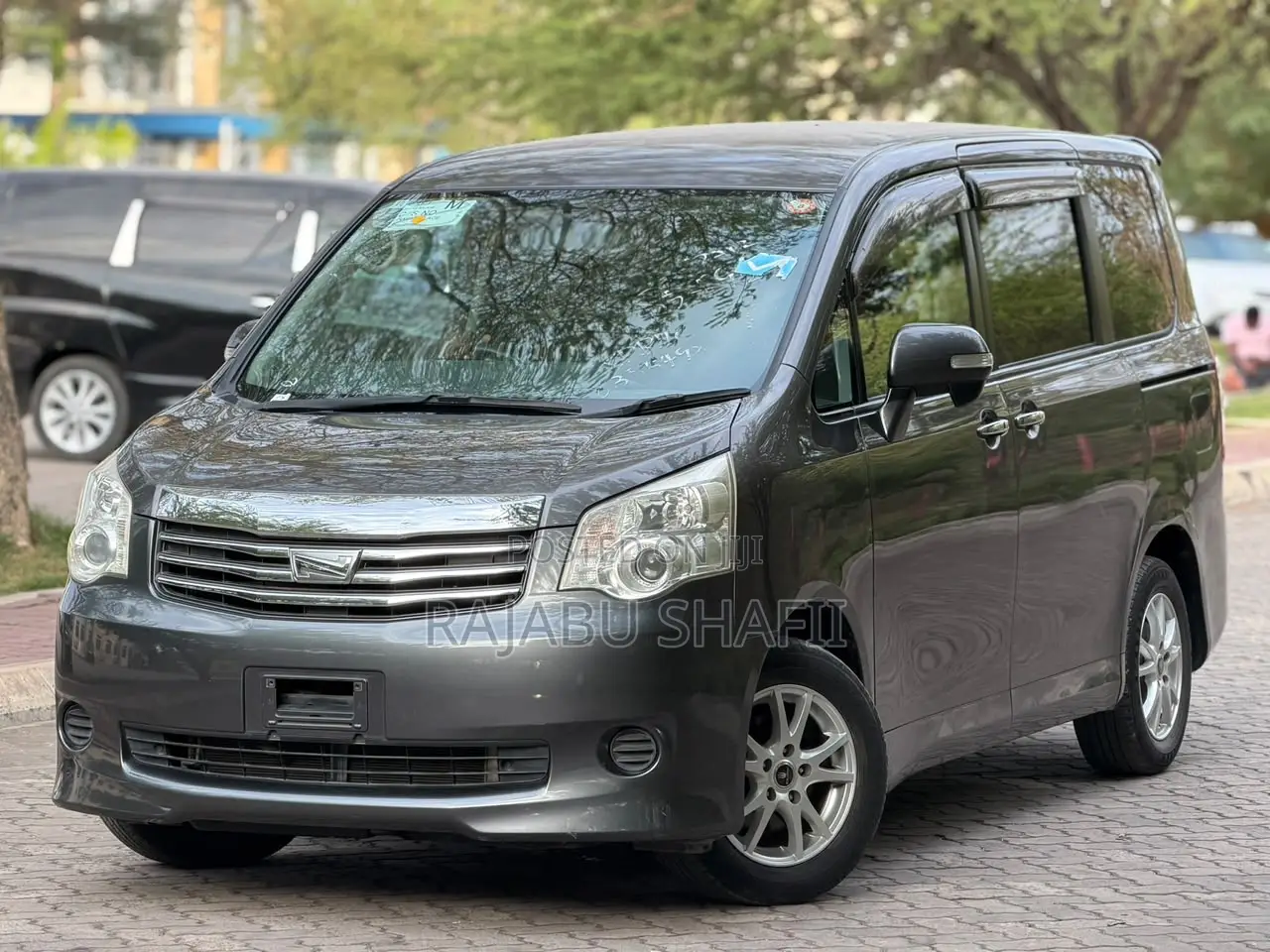 Toyota Noah 2.0 143hp AWD (7 Seater) 2010 Gray