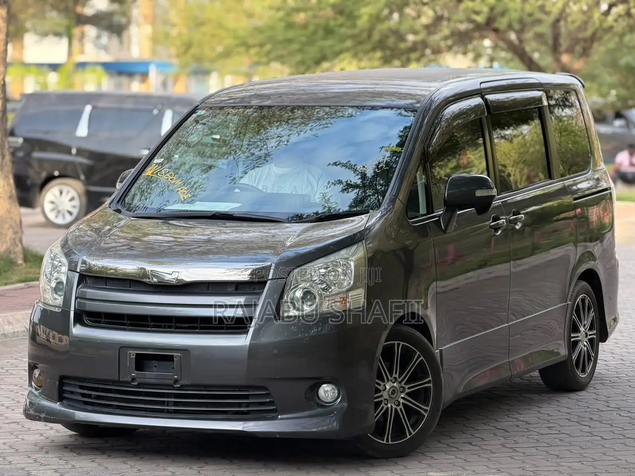 Toyota Noah 2.0 143hp AWD (7 Seater) 2010 Gray