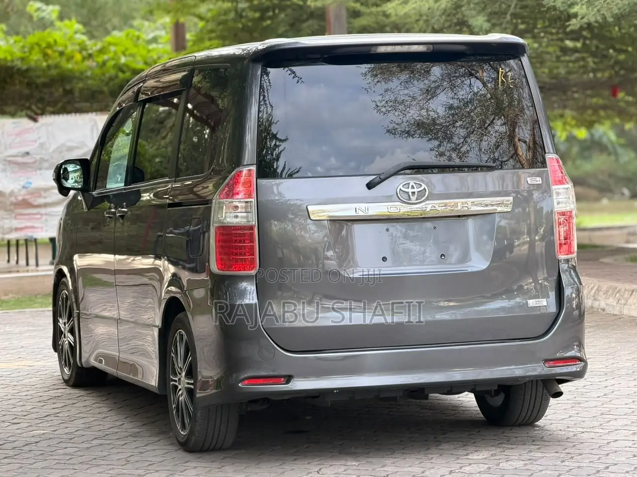 Toyota Noah 2.0 143hp AWD (7 Seater) 2010 Gray