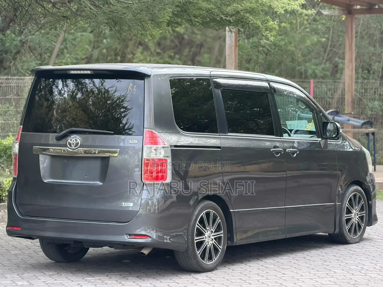 Toyota Noah 2.0 143hp AWD (7 Seater) 2010 Gray