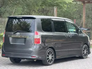 Toyota Noah 2.0 143hp AWD (7 Seater) 2010 Gray