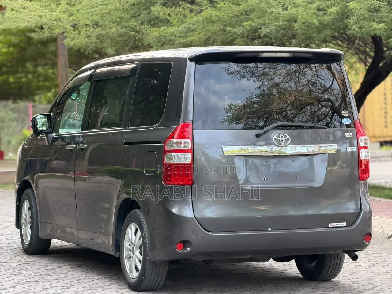 Toyota Noah 2.0 143hp AWD (7 Seater) 2010 Gray