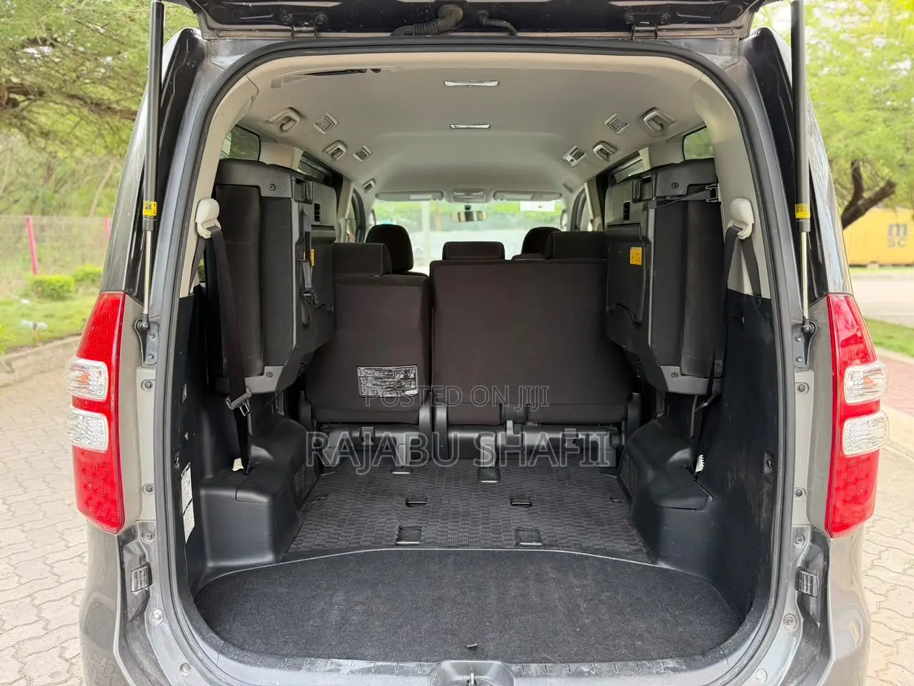 Toyota Noah 2.0 143hp AWD (7 Seater) 2010 Gray