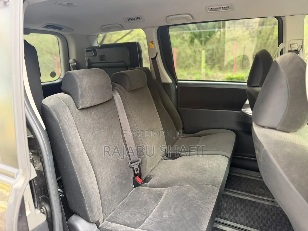 Toyota Noah 2.0 143hp AWD (7 Seater) 2010 Gray