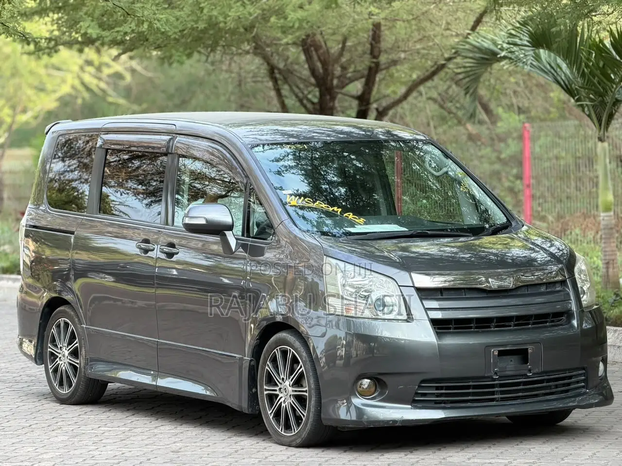Toyota Noah 2.0 143hp AWD (7 Seater) 2010 Gray