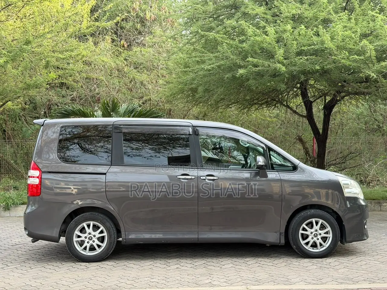 Toyota Noah 2.0 143hp AWD (7 Seater) 2010 Gray