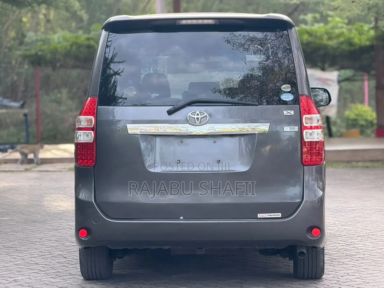 Toyota Noah 2.0 143hp AWD (7 Seater) 2010 Gray