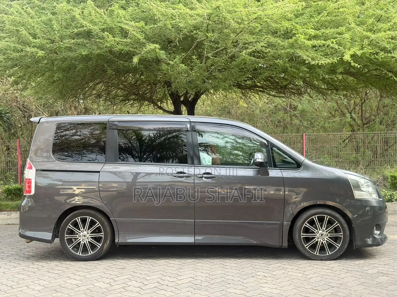 Toyota Noah 2.0 143hp AWD (7 Seater) 2010 Gray