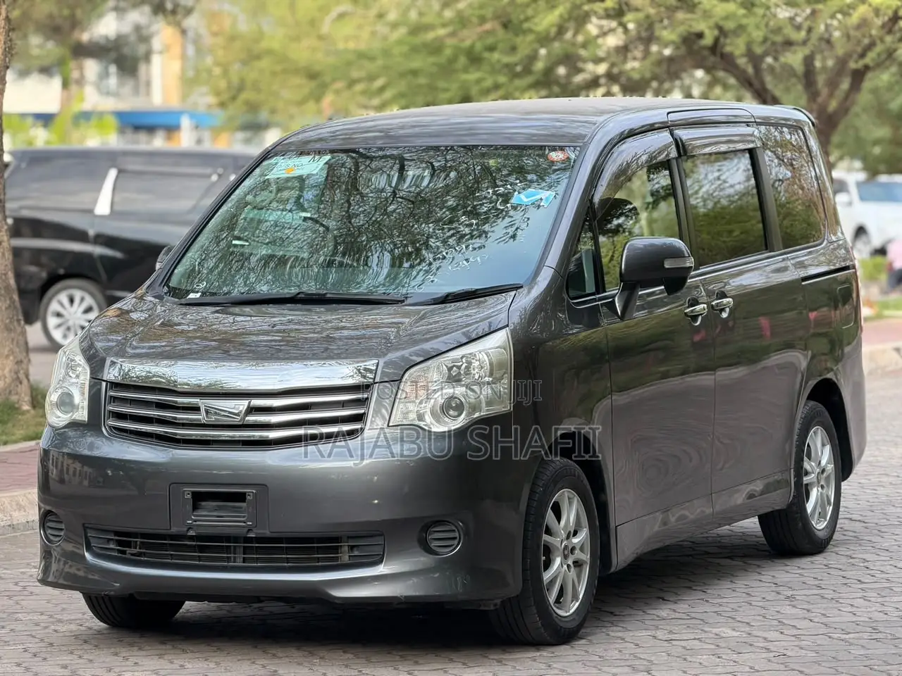 Toyota Noah 2.0 143hp AWD (7 Seater) 2010 Gray