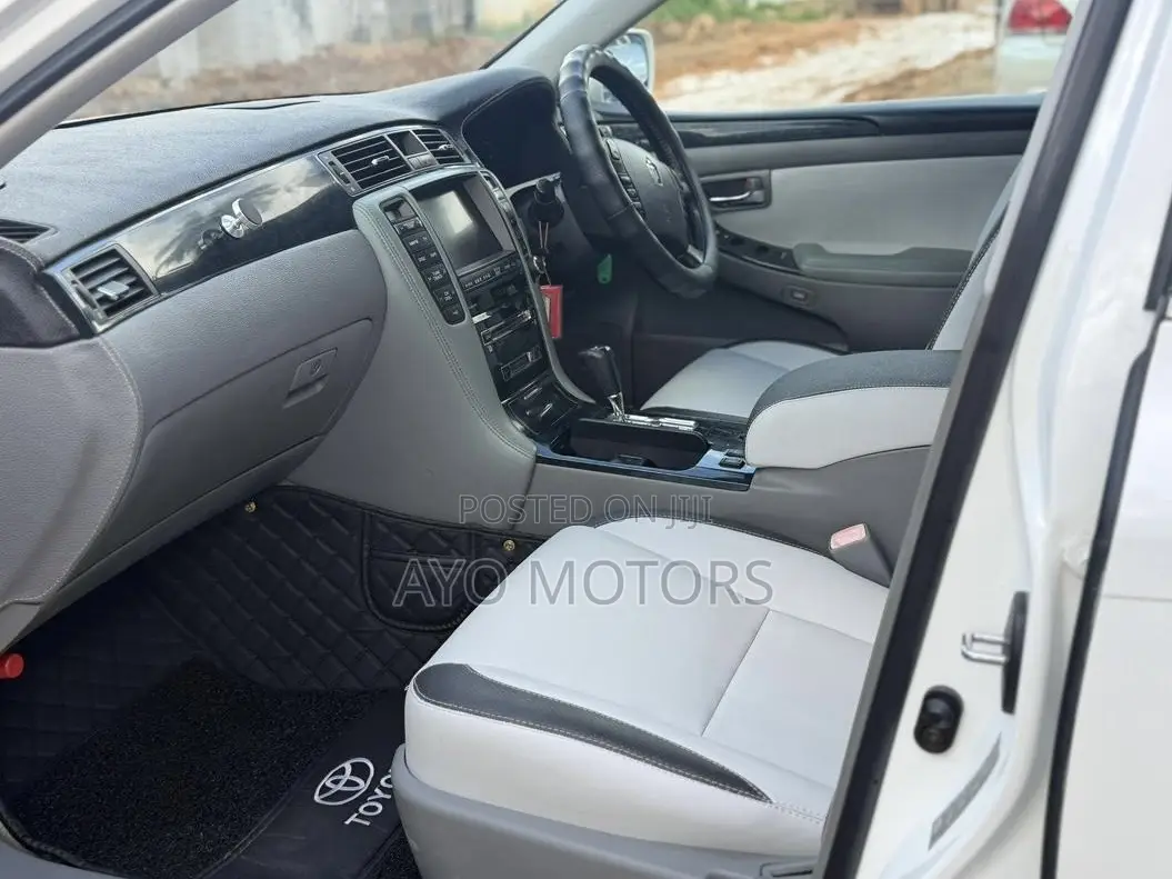 Toyota Crown 2004 White