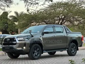 Toyota Hilux 2023 Beige