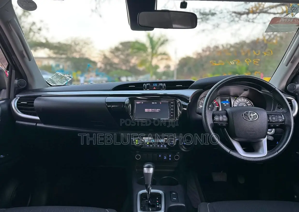 Toyota Hilux 2023 Beige