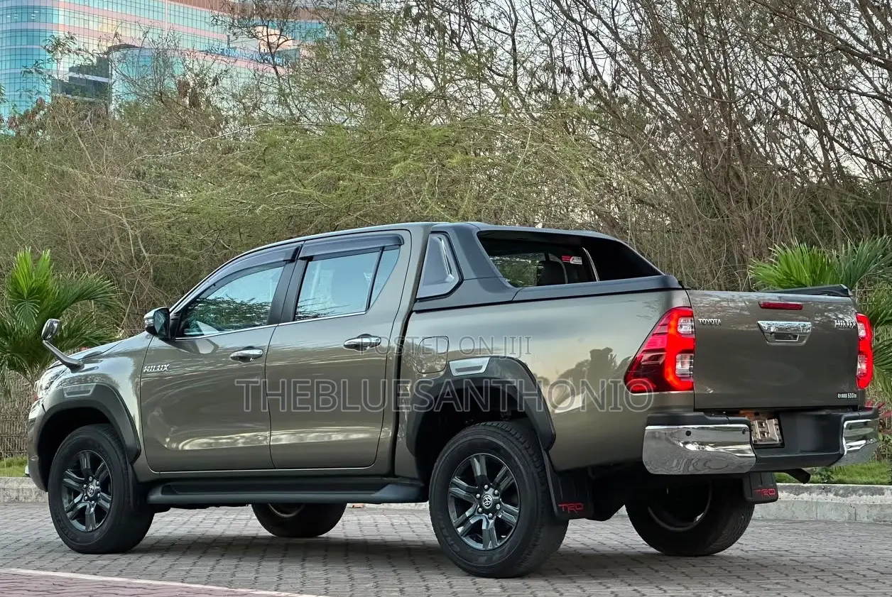 Toyota Hilux 2023 Beige