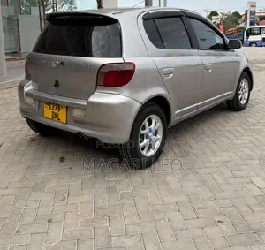 Toyota Vitz 1.5 FWD 5dr 2004 Beige