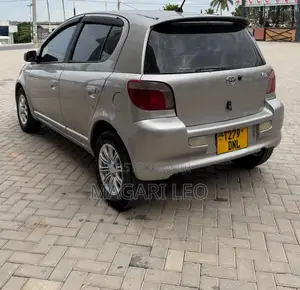 Toyota Vitz 1.5 FWD 5dr 2004 Beige