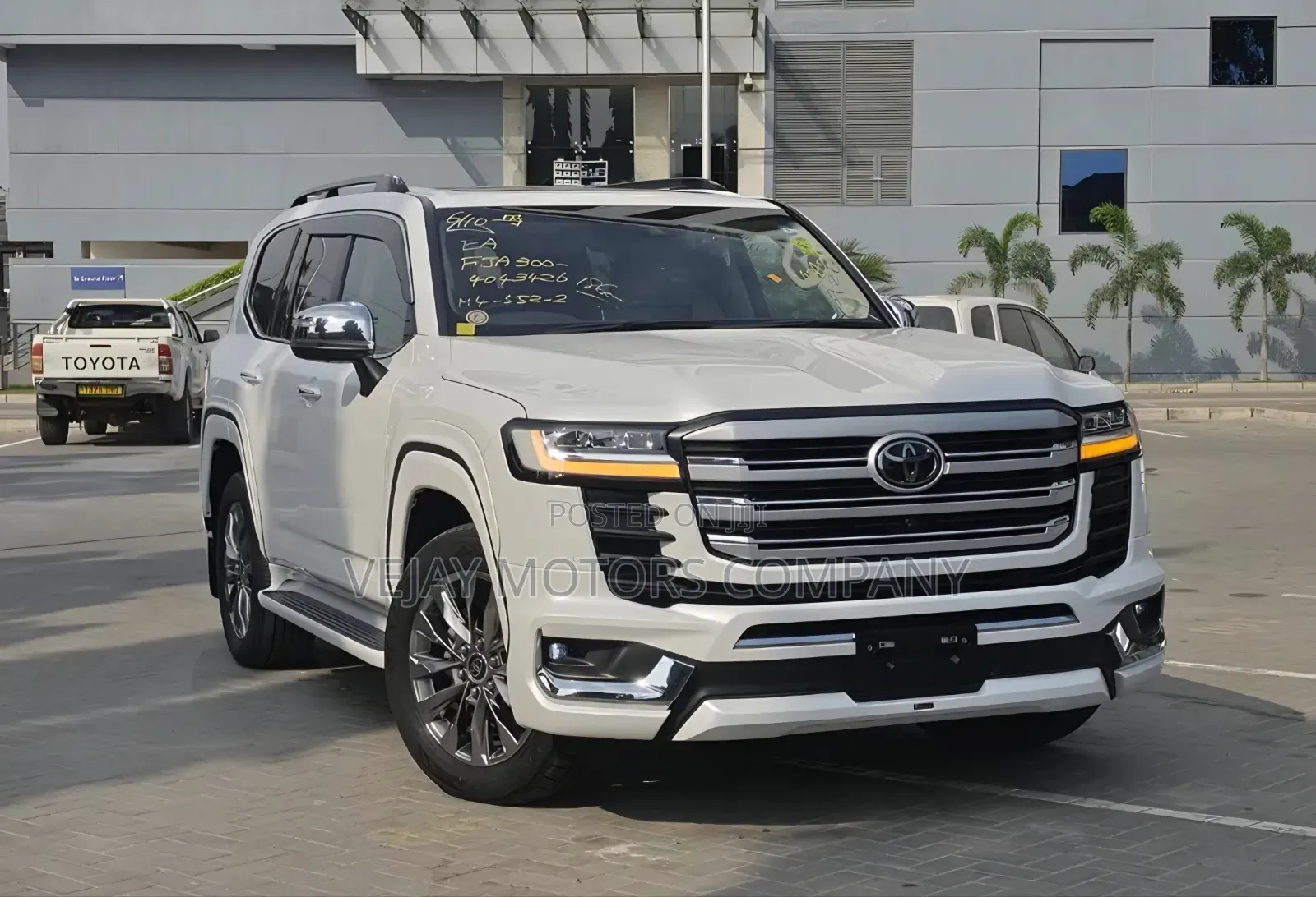 Toyota Land Cruiser LC300 2023 White