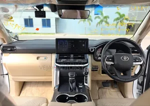 Toyota Land Cruiser LC300 2023 White