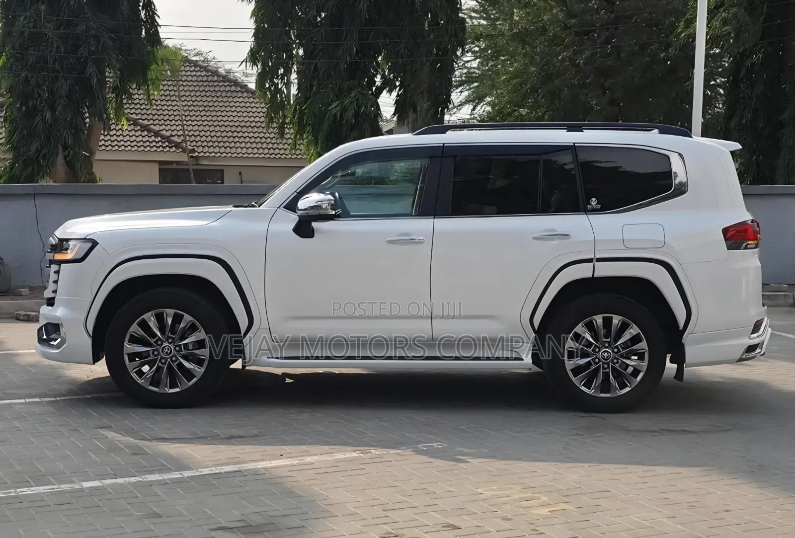 Toyota Land Cruiser LC300 2023 White