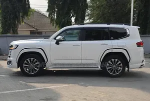 Toyota Land Cruiser LC300 2023 White