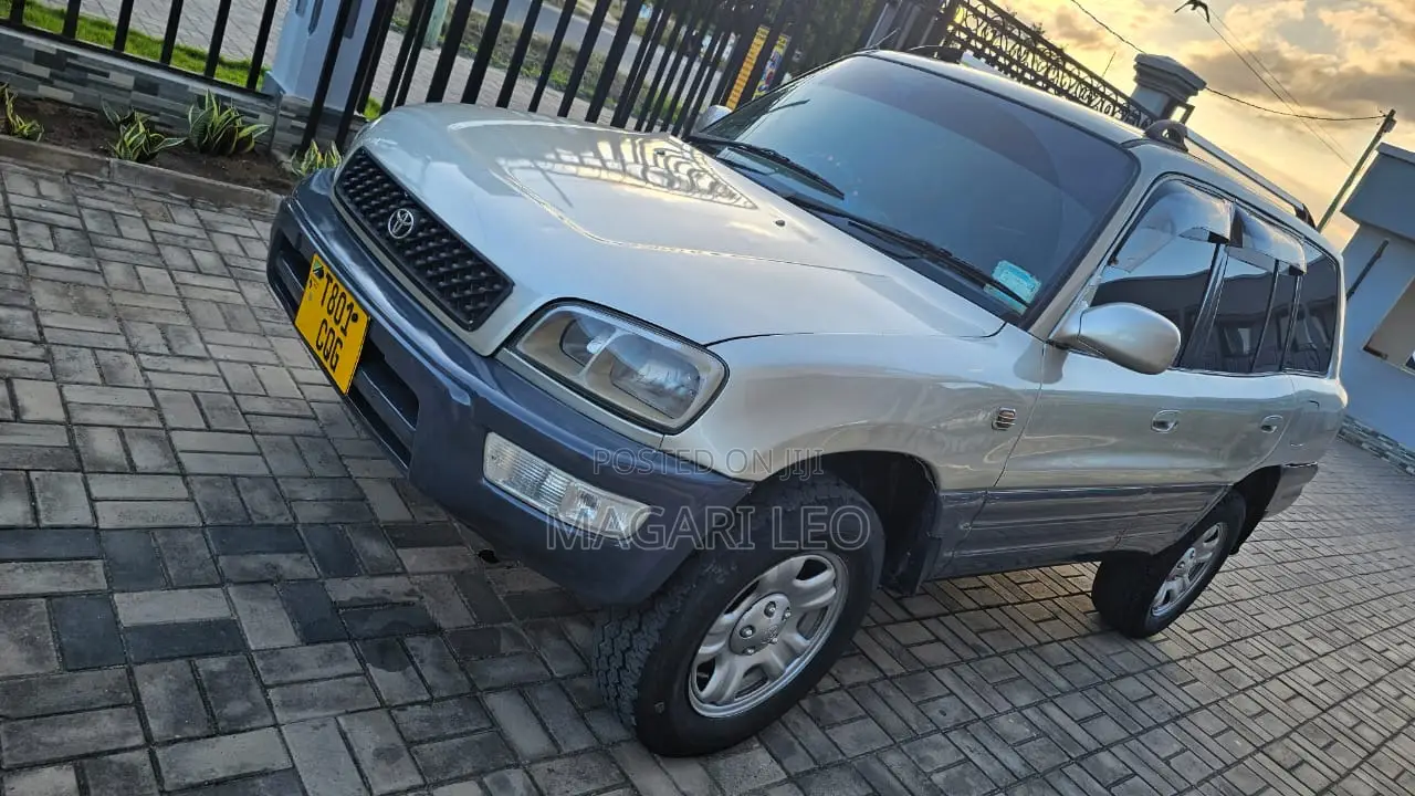Toyota RAV4 Base FWD 1999 Silver